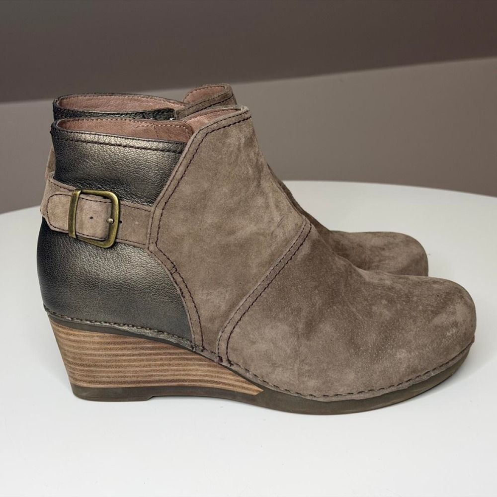 Dansko Shirley Suede Wedge Ankle Boots Taupe Metallic Buckle Size 41 US 10 Fall